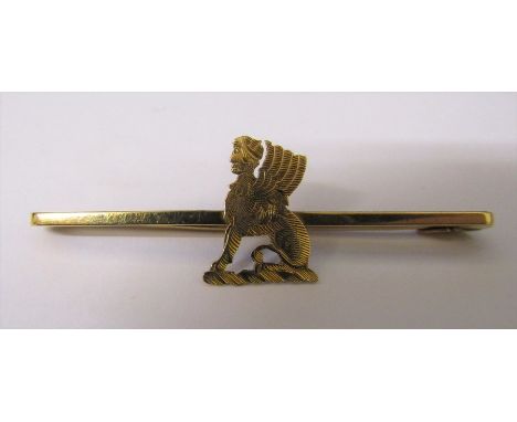 9ct gold stick brooch with yellow metal mythical creature centre piece total weight 2.5 g