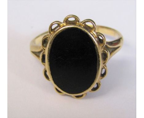 9ct gold jet stone ring size Q/R weight 2.8 g (jet size 13 mm x 9 mm)