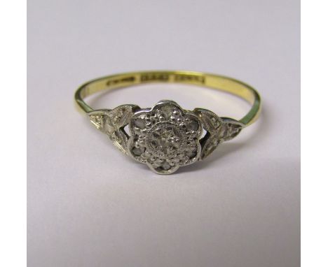 18ct gold and platinum diamond chip ring size O / P weight 1.69 g