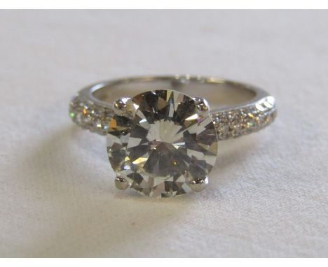 Stunning 18ct gold diamond solitaire ring 4.2ct central stone with diamonds to shoulders and mount, size N/O