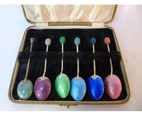 5 enamel spoons + 1