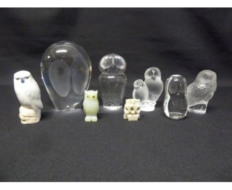 A quantity of glass and ceramic owls  (8)