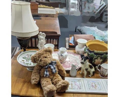 A mixed lot to include a West German ceramic dog, a majolica glazed jardiniere, a table lamp decorated with a floral repeatin