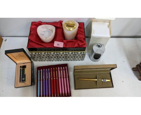 Cigarette and related items and pens to include a Colibri lighter and matching ashtray, a Colibri lighter, a Braun table ligh
