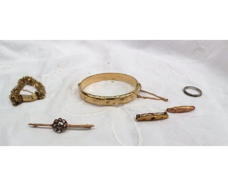 A 9ct yellow gold hinged bangle, together with a yellow metal "Baby" bar brooch marked 9ct, approximately 14.5 grams, an amet