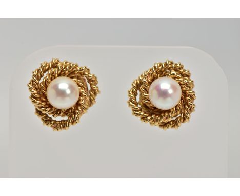 A PAIR OF YELLOW METAL CULTURED PEARL EARRINGS, each set with a single cream pearl with a pink hue, each measuring approximat