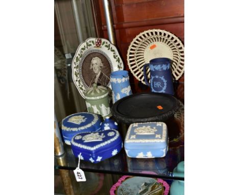 A GROUP OF WEDGWOOD CERAMICS, comprising a twentieth century circular creamware basket, a black basalt shallow bowl with appl