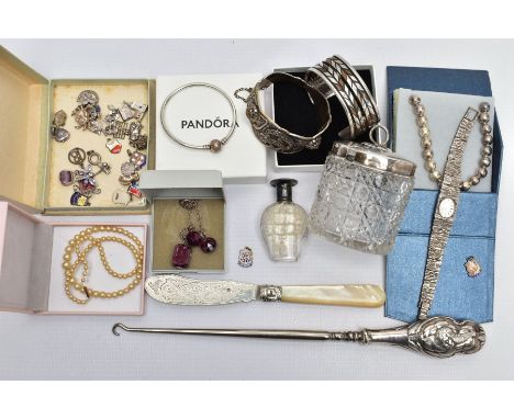 AN ASSORTMENT OF MAINLY SILVER AND COSTUME JEWELLERY, to include an early 20th century molded glass vanity jar with silver li