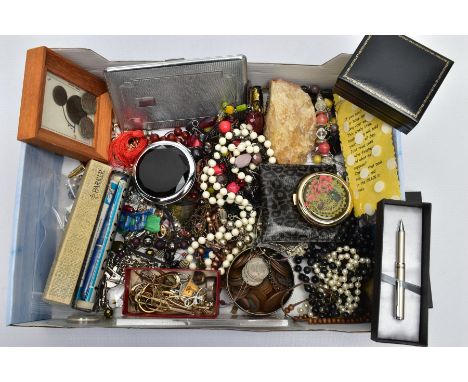 A SELECTION OF COSTUME JEWELLERY AND NOVELTY ITEMS, to include a cased Vintage Parker fountain pen, a paste spray brooch, a p