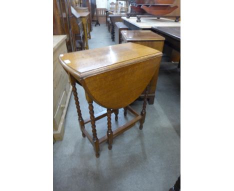 A small oak bobbin turned gateleg table 