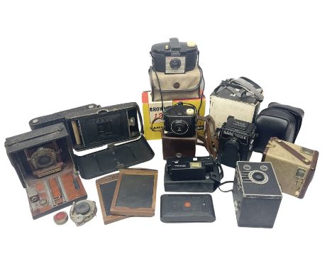 Quantity of folding, box and other cameras, including Manhattan Optical Co. Wizard quarter-plate camera with plates, boxed Ru