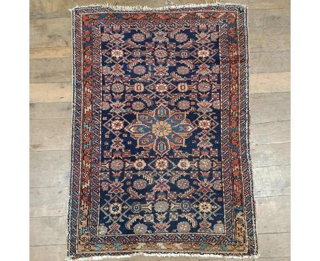 A Persian rug, 146 x 105 cm