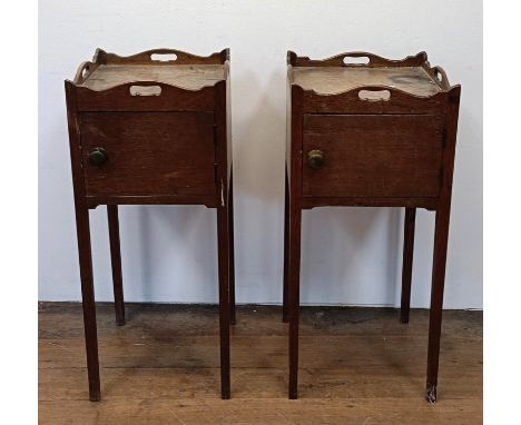 A pair of oak tray top pot cupboards, 32 cm wide (2)