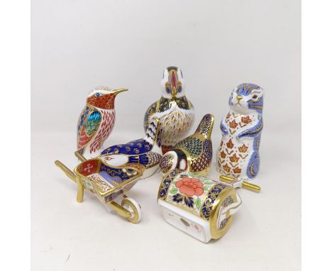 A Royal Crown Derby puffin, and six other items of Royal Crown Derby (7)