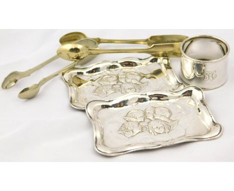 A pair of Edward VII silver serpentine trays, embossed with cherubs heads, Birmingham 1904, 1¾oz, together with a plated napk