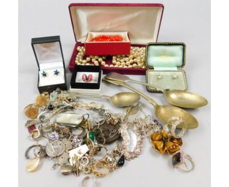 A quantity of costume jewellery, to include silver pendants, decanter labels, spoons, collar studs, a gold snake ring, 6.9g (