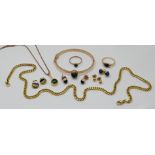 1 Konvolut Schmuck wohl vollständig GG/RG 14ct. z.T. mit Edelsteinen im Cabochonschliff, je Asp./Tsp