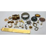 1 Konv. Schmuck Mode/Metall u.a. z.T. vergoldet z.T. mit Halbedelsteinen, wohl min. Silber, je Asp./