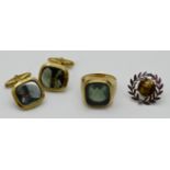 1 Herrenring GG 14ct., 1 Paar Manschettenknöpfe GG 8ct. je mit grünem Stein sowie 1 Anstecker wohl u