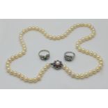 2 Damenringe je WG 14ct. je mit Brill. bis zu ca. 0,12ct. mit Smaragd (4,5x4,9mm besch.) sowie 1 Per