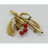 1 Brosche GG 18ct. "Mistelzweig" mit 3 Korallen, rücks. mehrfach gestempelt z.B. "Pezzo Unico" wohl