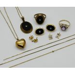 1 Paar Ohrstecker je GG 18ct. mit je 1 kl. Brillant, 2 Buchstabenanhänger je GG 14ct. "K" & "S" mit