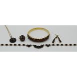 1 Damenring GG 14ct., 1 Paar Ohrringe GG 8ct., 1 Collier wohl ungest. wohl GG 8ct. (Säure hält) sowi