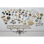 1 Konv. Schmuck Silber (ca. 40 Teile) z.T. mit Glitzer- und Farbsteinen sowie 1 Konv. Schmuck Mode/M