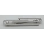 1 Brosche WG 18ct. mit 3 Brill. bis zu ca. 0,2ct. (D max. 4mm), Gesamtlänge ca. 5,2cm, Tsp.