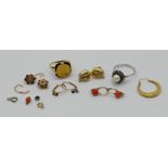 4 Teile Schmuck GG/WG je 14ct., z.T. mit gefasster Goldmünze, Perle, Rubinen sowie