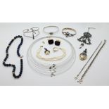 1 Konvolut Schmuck je Silber (ca. 9 Teile), 1 Damenring ungest. wohl GG 14ct. (Säure hält) mit Perle