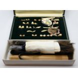 1 Konv. Trachtenschmuck: Silber (ca. 4 Teile), versch. lose Teile und Schmuck mit Hörnern, Federn, Z