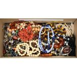 1 Konvolut Schmuck Si.(ca. 18 Teile) z.T. mit Bernstein sowie 1 Konv. Schmuck Mode/Metall u.a. z.T.