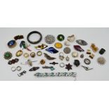 1 Konv. Schmuck Silber (ca. 17 Teile) sowie Mode/Metall u.a., z.T. mit Bernstein, Granate, je Asp./G