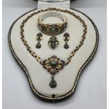 1 Set Schmuck (Collier, Armreif, Ring, Ohrringe) je mehrfach gest. z.B. 800 (Silber vergoldet) wohl