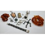1 Konv. Schmuck wohl vollständig Silber z.T. Mexiko z.T. mit Bernstein, je Asp./Gsp. in der Holzscha