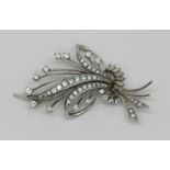 1 Brosche WG 18ct. mit Diamanten im Brillant- und im Baguetteschliff wohl bis zu ca. 0,06ct., Gesamt