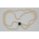 1 zweireihiges Perlencollier D bis zu ca. 8mm, Verschluss WG 14ct. wohl mit ovalem Turmalin im Caboc