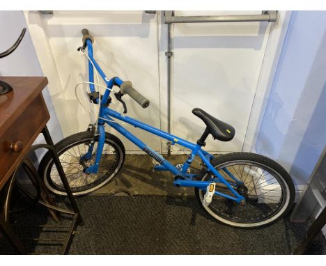 A blue Diamond Back child's mountain bike