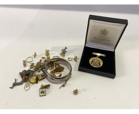 A small quantity of gold and gold coloured jewellery, a silver bangle and charms