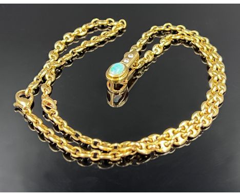 Massive Halskette mit Anhänger. 750 Gelbgold mit 2 Diamanten und 1 Opal-Cabochon.Circa 41,1 Gramm Gesamtgewicht. 1x Kette ink