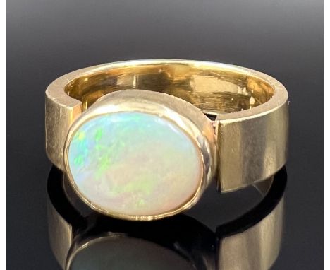 Damenring. 750 Gelbgold mit einem Opal-Cabochon.Circa 6,2 Gramm Gesamtgewicht. Opal-Cabochon circa 9 mm x 7 mm 2 mm. Ringgröß