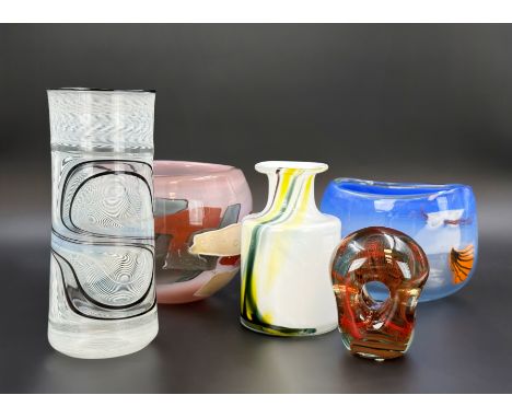5-teiliges Konvolut Glasobjekte des 20. Jahrhunderts.Größte Vase von Albrecht GREINER-MAI (1932 - 2012). Circa 22 cm x 9 cm i