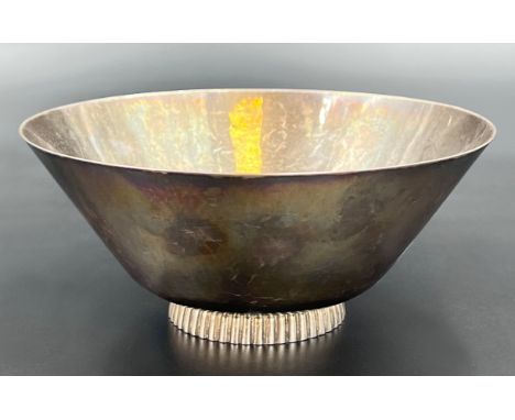 Bonboniere. 925 Sterling Silber.Circa 233 Gramm. Circa 6,5 cm hoch. Circa 15 cm im Durchmesser. Gepunzt: Halbmond und Krone /