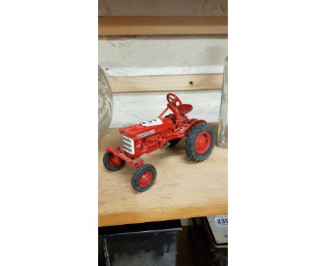 1:16 SCALE MODEL FARMALL TRACTOR