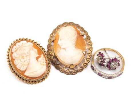 ASSORTED JEWELLERY comprising 9ct gold cameo brooch, rolled gold cameo brooch, pair of 9ct white gold diamond chip and ruby e