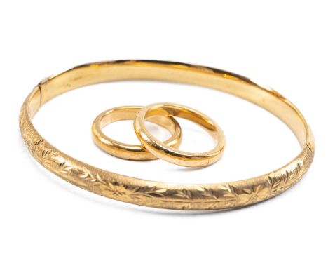 9CT GOLD WEDDING BANDS &amp; HINGED BANGLE, tot appr gross wt. 10.5g (3)