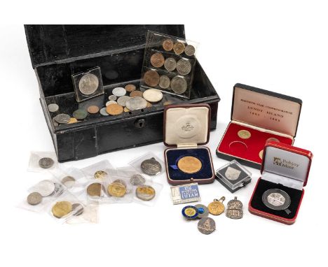 ASSORTED COINS comprising boxed part Lundy Island fortieth year commemorative set, boxed Pobjoy Mint VE Day fifty pence, Nort
