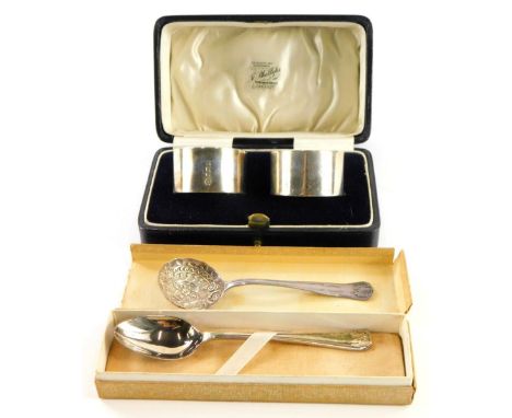 A collection of small silver, to include a pair of napkin rings, each engraved with a regimental crest and dated August 22nd 