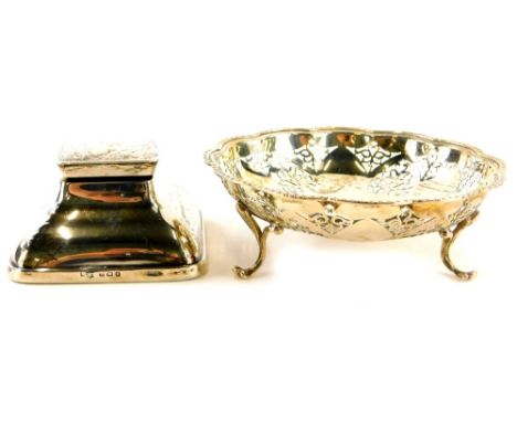 A pierced silver dish, Birmingham 1913 and a square section silver inkwell, with loaded base, weighable silver 1½oz.